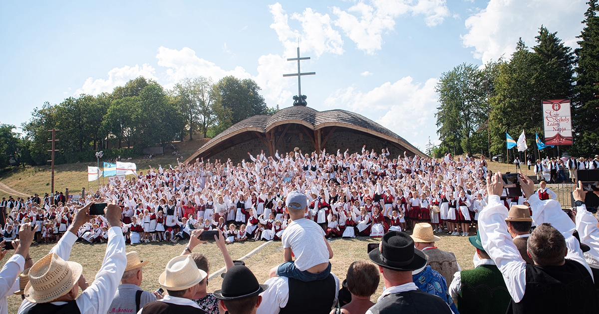 Népviseletben a csíksomlyói nyeregben